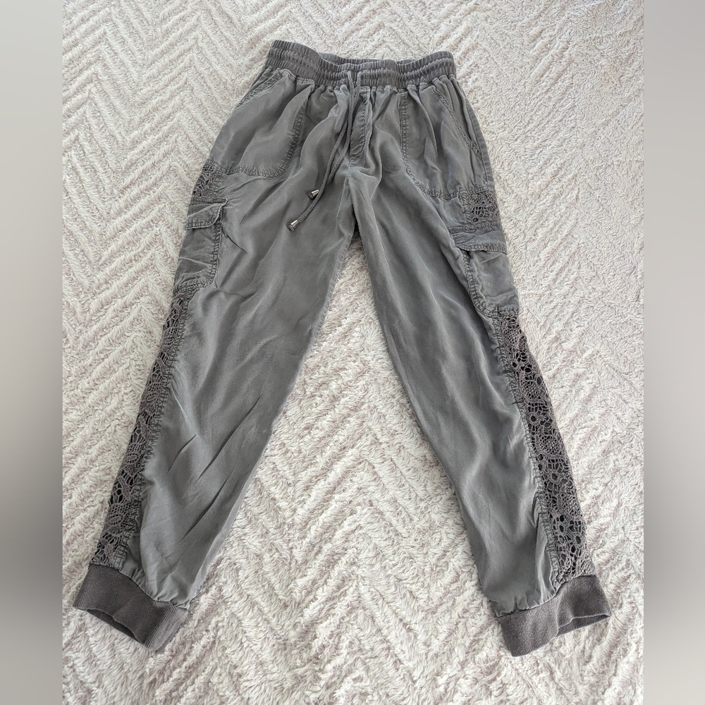Knox Rose Gray Crocheted-Side Cropped Jogger Pants